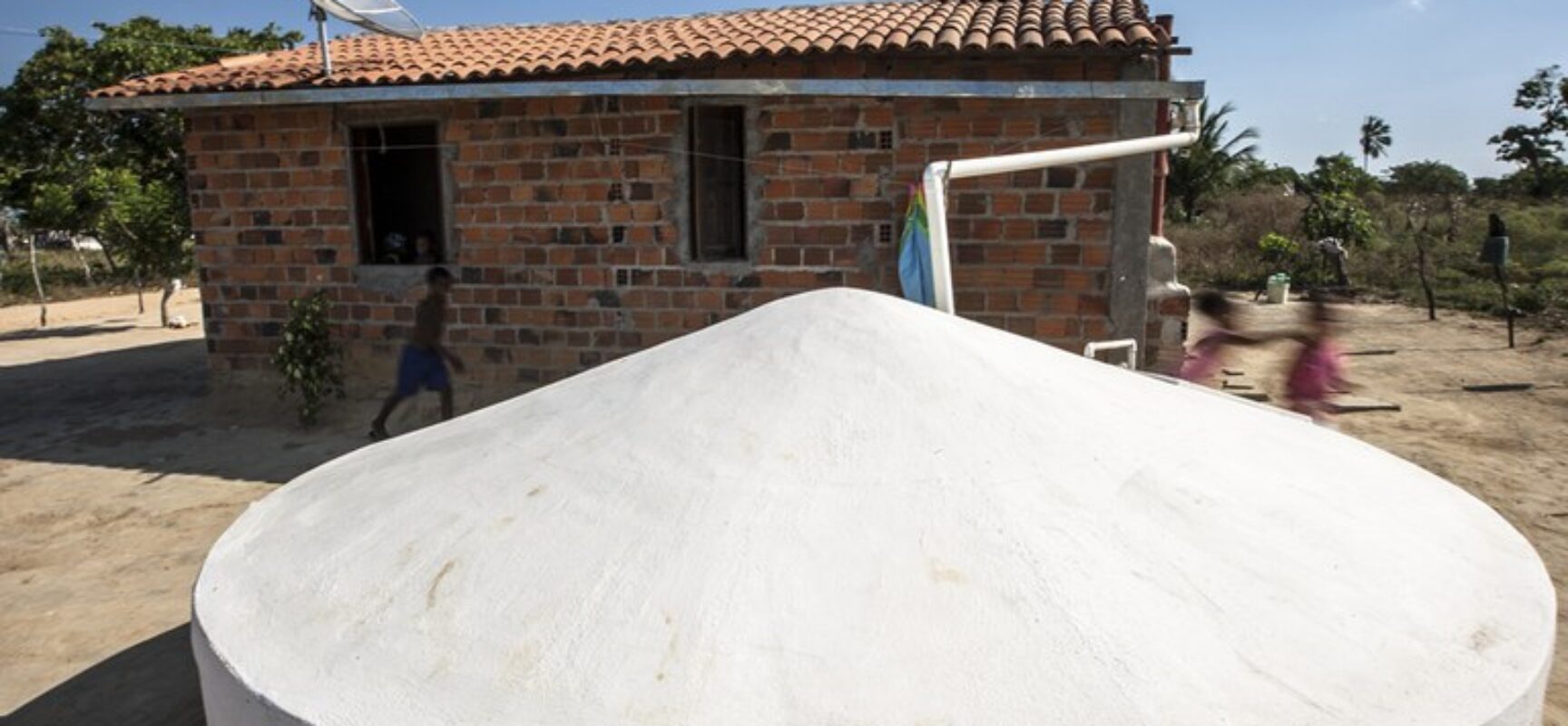 Cisternas levam água potável e segurança hídrica a famílias de Nova Soure