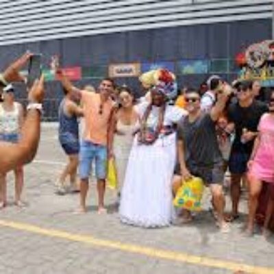 Turistas se divertem em ação de pré-carnaval da Setur-BA e movimentam a economia
