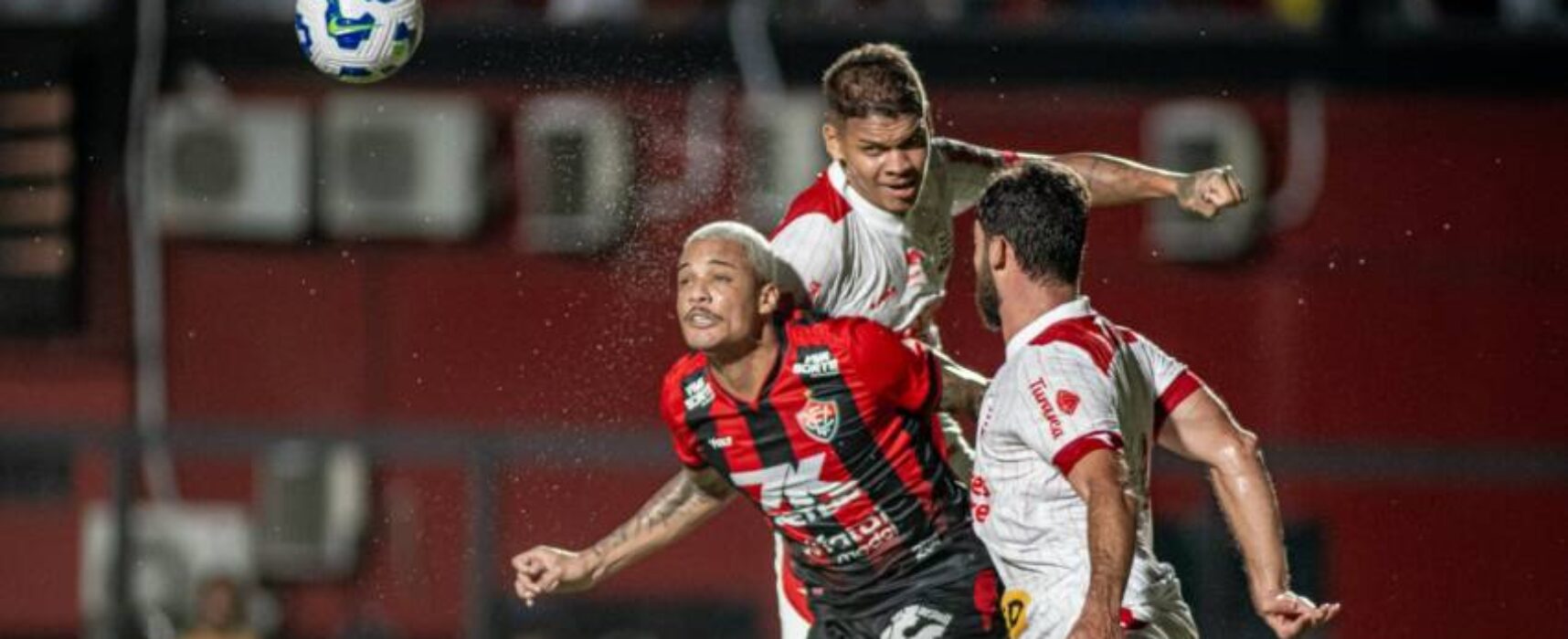 Vitória perde para o Náutico no Barradão e está eliminado da Copa do Brasil