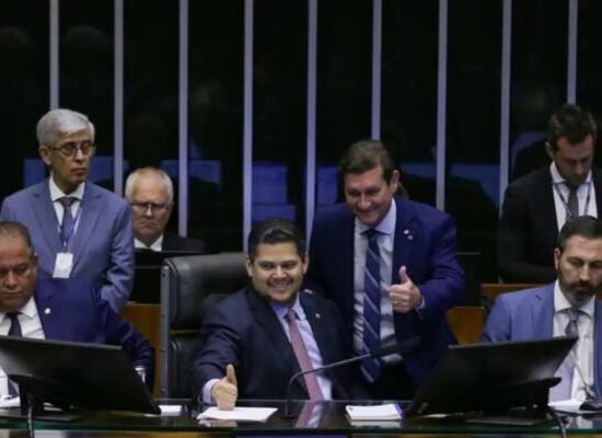 Congresso aprova projeto que dribla STF e implementa novas regras para pagamento de emendas