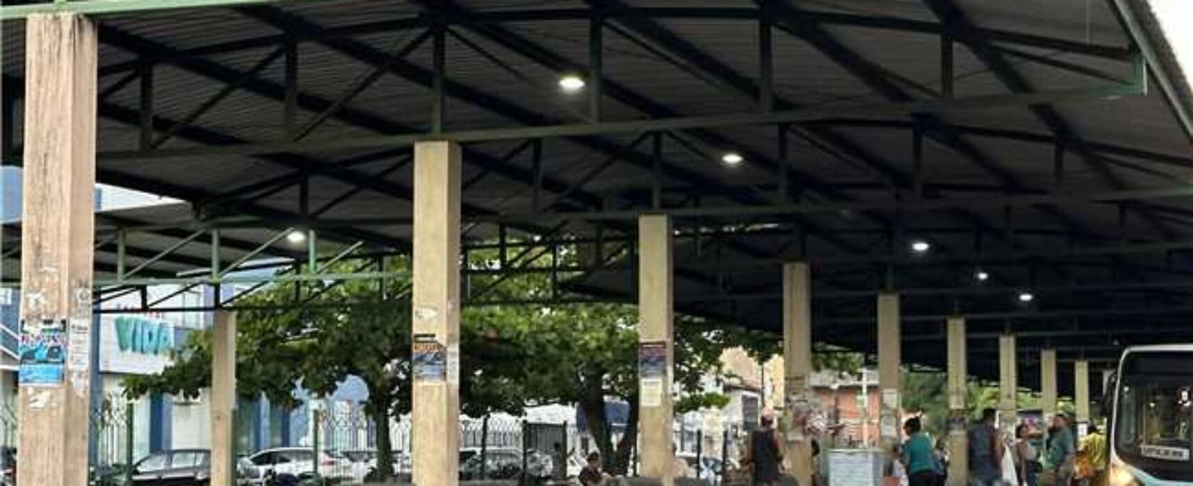 Prefeitura de Ilhéus realiza limpeza e reforça iluminação no Terminal Urbano