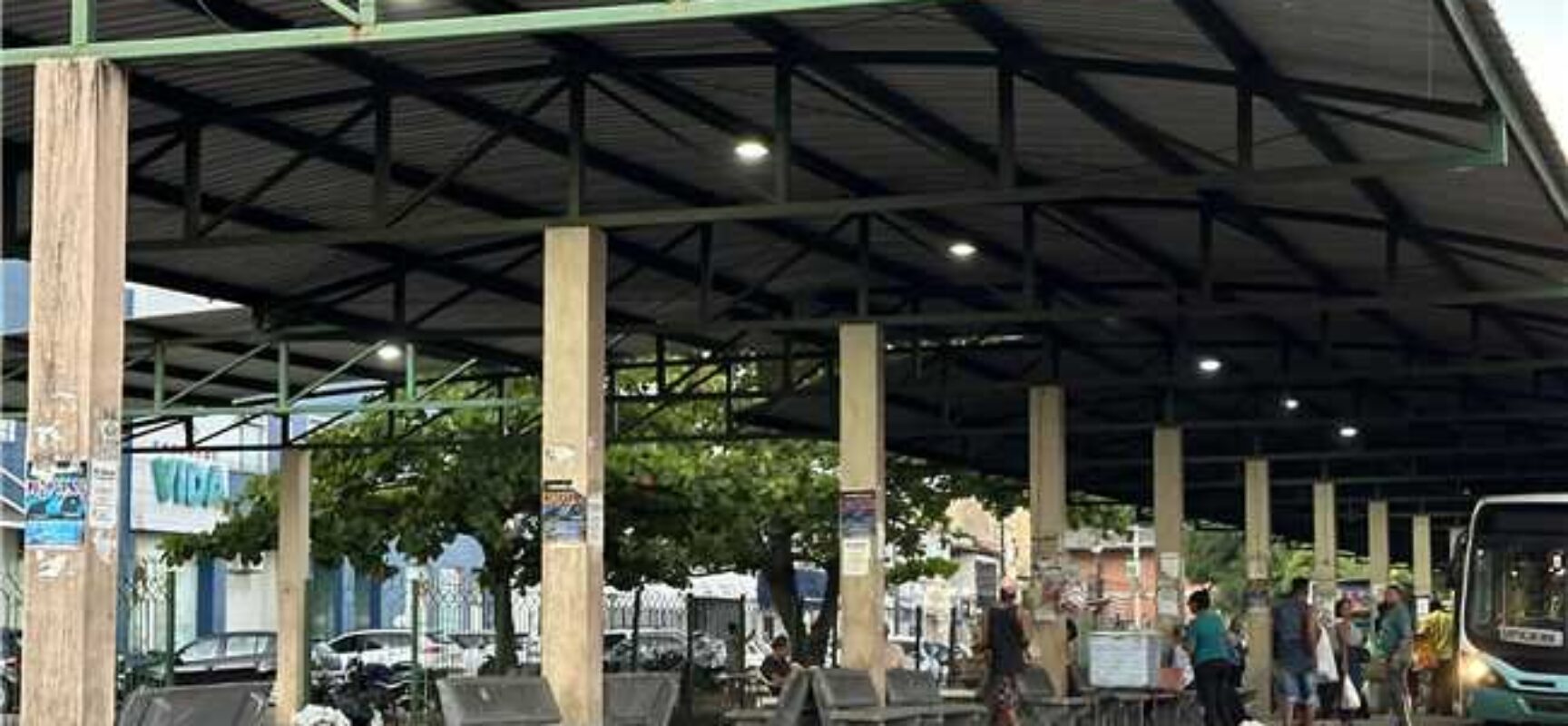Prefeitura de Ilhéus realiza limpeza e reforça iluminação no Terminal Urbano