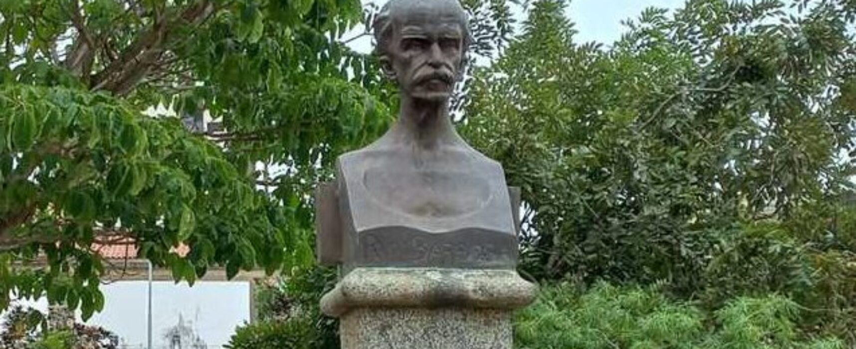 Prefeitura de Ilhéus retira busto de Ruy Barbosa para reparo após tentativa de furto