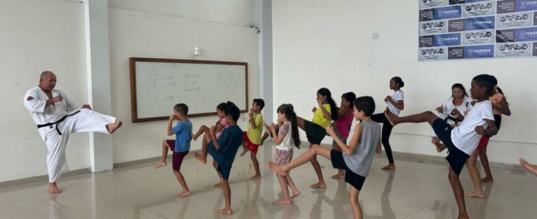 Presidente da Federação Baiana de Karatê prestigia a aula inaugural do Projeto Karatê Teen de Itabuna