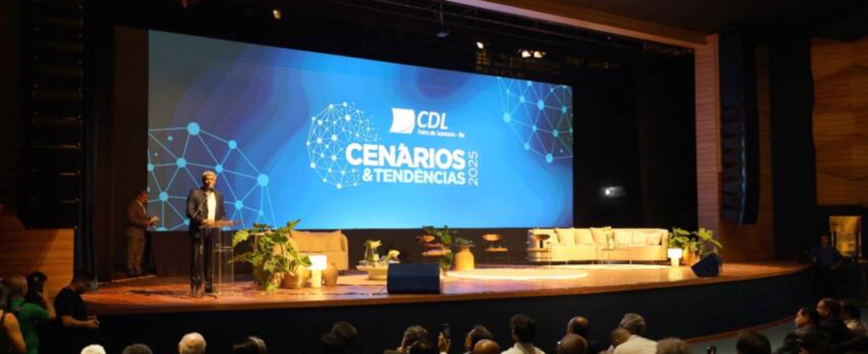 Em Feira de Santana, governador Jerônimo Rodrigues participa do encerramento de congresso para varejistas