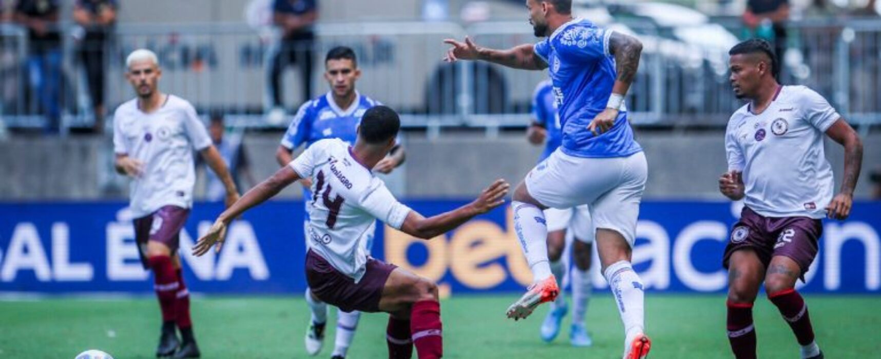 Bahia leva virada em casa e sai em desvantagem na semifinal do Baiano