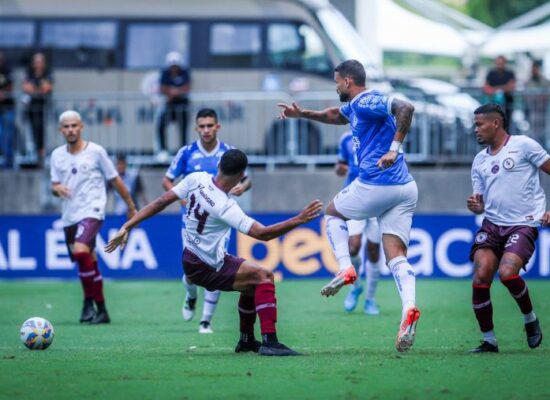 Bahia leva virada em casa e sai em desvantagem na semifinal do Baiano