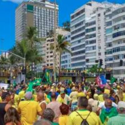 Em ato no Rio de Janeiro, Bolsonaro afirma que não fugirá do país