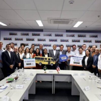 Em reunião com prefeito de Pojuca, Jerônimo entrega ambulância, kits de saúde e ônibus escolar para o município