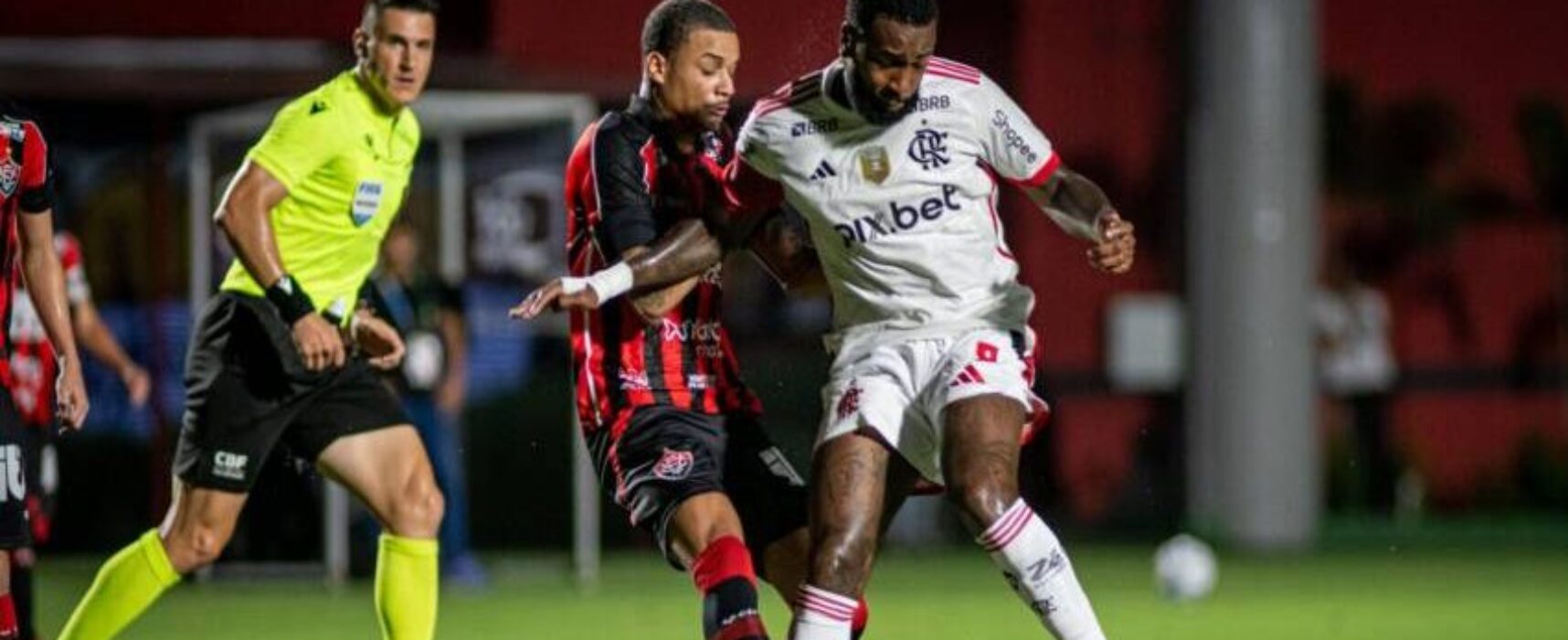 Vitória perde para o Flamengo e conhece a segunda derrota consecutiva no Brasileirão