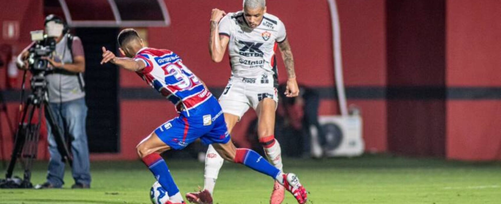 Vitória bate o Fortaleza no Barradão e vence a primeira no Campeonato Brasileiro