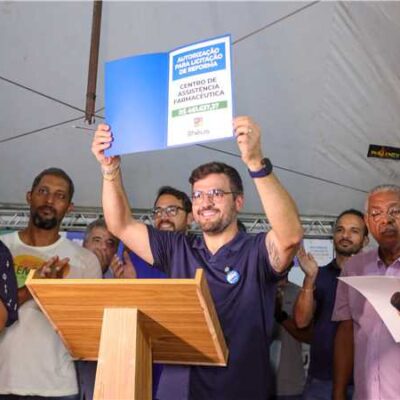 Prefeito Valderico Junior anuncia pacote de obras durante inauguração de praça
