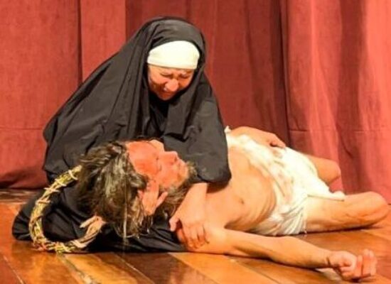 *Espetáculo “A Paixão de Cristo – um mar de dor e amor” no Centro de Cultura Adonias Filho em Itabuna emociona o público*
