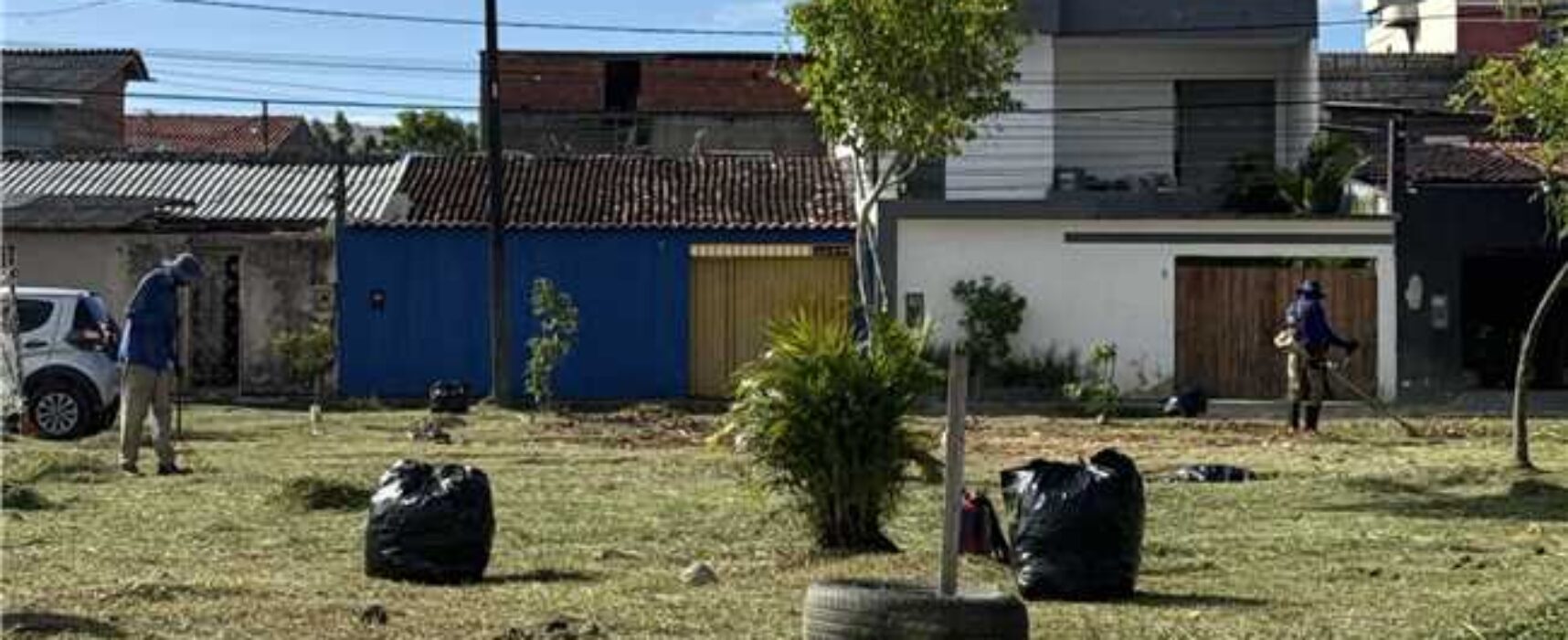 Prefeitura de Ilhéus realiza limpeza e manutenção de praça no bairro Hernane Sá