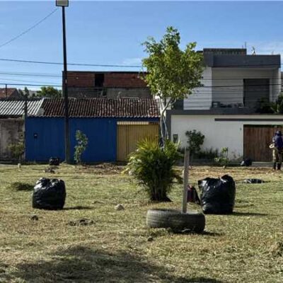 Prefeitura de Ilhéus realiza limpeza e manutenção de praça no bairro Hernane Sá