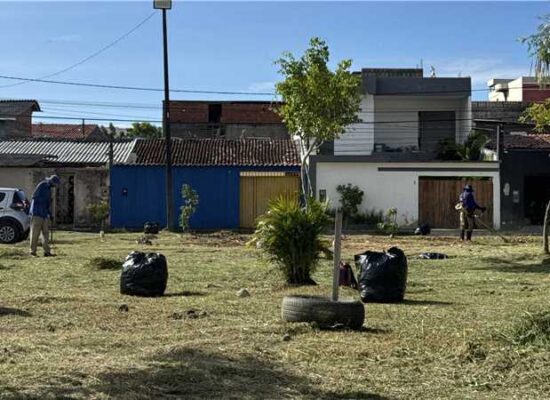 Prefeitura de Ilhéus realiza limpeza e manutenção de praça no bairro Hernane Sá