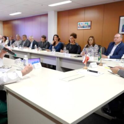 Governador se reúne com prefeito de Santana e entrega veículos e equipamentos para a saúde