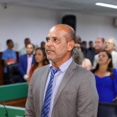 PRESIDENTE CÉSAR PORTO RATIFICA REIVINDICAÇÃO DE CANTEIRO CENTRAL NO BAIRRO NELSON COSTA.