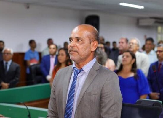 PRESIDENTE CÉSAR PORTO RATIFICA REIVINDICAÇÃO DE CANTEIRO CENTRAL NO BAIRRO NELSON COSTA.