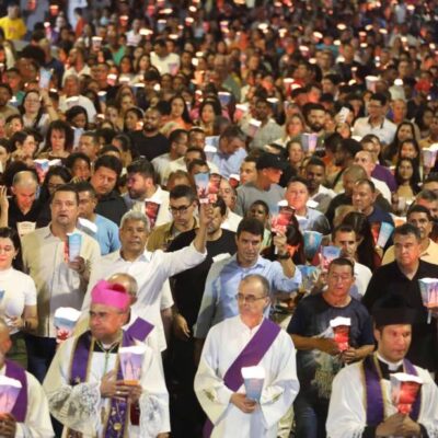 Jerônimo Rodrigues participa de missa e acompanha a tradicional Procissão do Fogaréu, em Serrinha