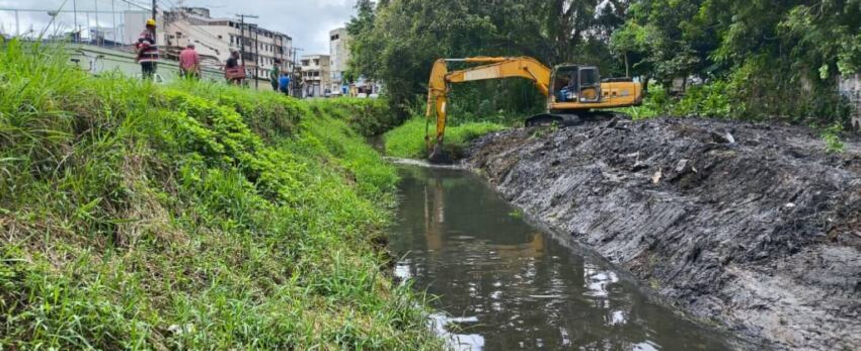 Prefeitura de Itabuna inicia a limpeza da calha do Riacho Água Branca