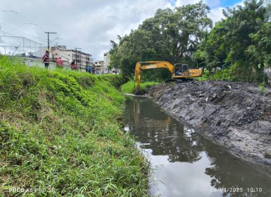 Prefeitura de Itabuna inicia a limpeza da calha do Riacho Água Branca