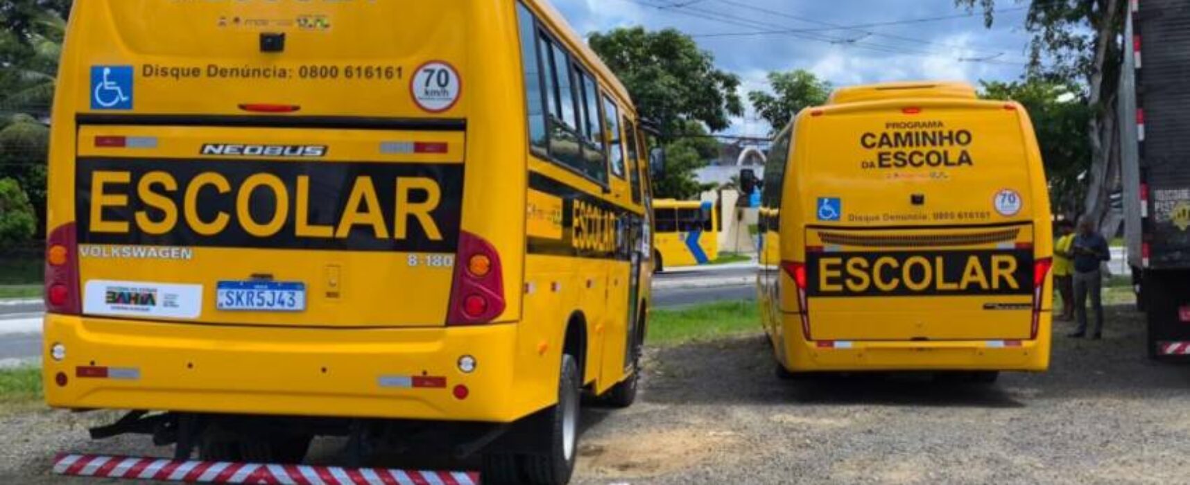 Prefeito Augusto Castro entrega dois novos ônibus adaptados ao transporte dos alunos da rede pública