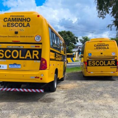 Prefeito Augusto Castro entrega dois novos ônibus adaptados ao transporte dos alunos da rede pública