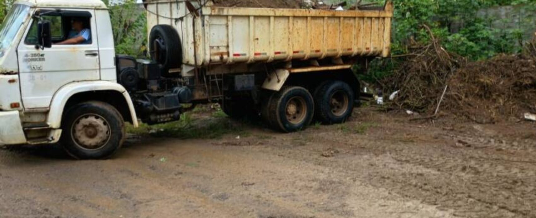 Prefeitura remove toneladas de entulhos e lixo no acesso ao Campo Amador, faz balanço e pede cooperação