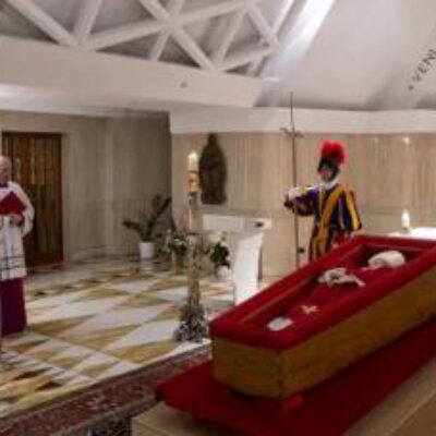 Alcolumbre, Motta e Barroso devem acompanhar Lula no velório do papa