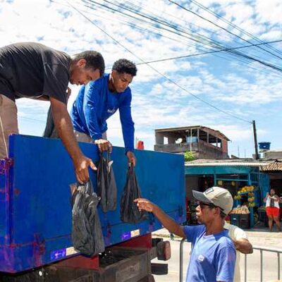 Entrega de peixes beneficia 15 mil famílias em Ilhéus