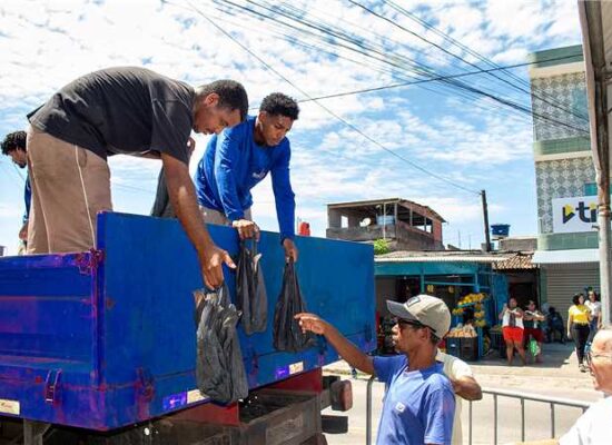 Entrega de peixes beneficia 15 mil famílias em Ilhéus