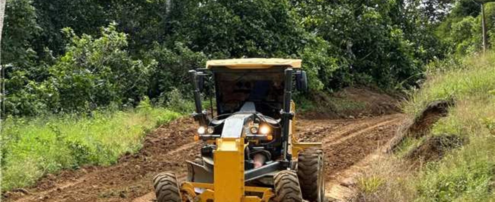 Prefeitura de Ilhéus dá continuidade à recuperação de estradas vicinais em Sapucaeira