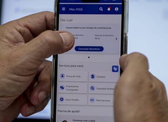 Aposentados descobrem débitos automáticos sem autorização por duas empresas alvos de processos