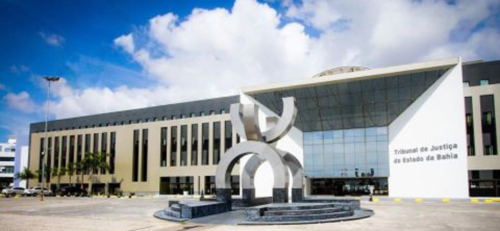 TJ-BA autoriza gasto de R$ 255 mil em vestimentas oficiais para magistrados