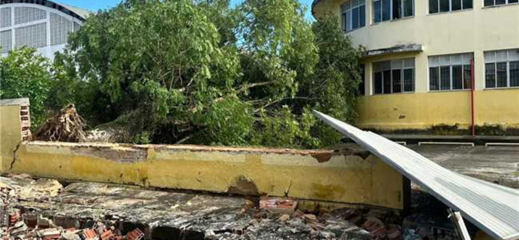 Prefeitura de Ilhéus atua após queda de muro no IME e intensifica medidas preventivas