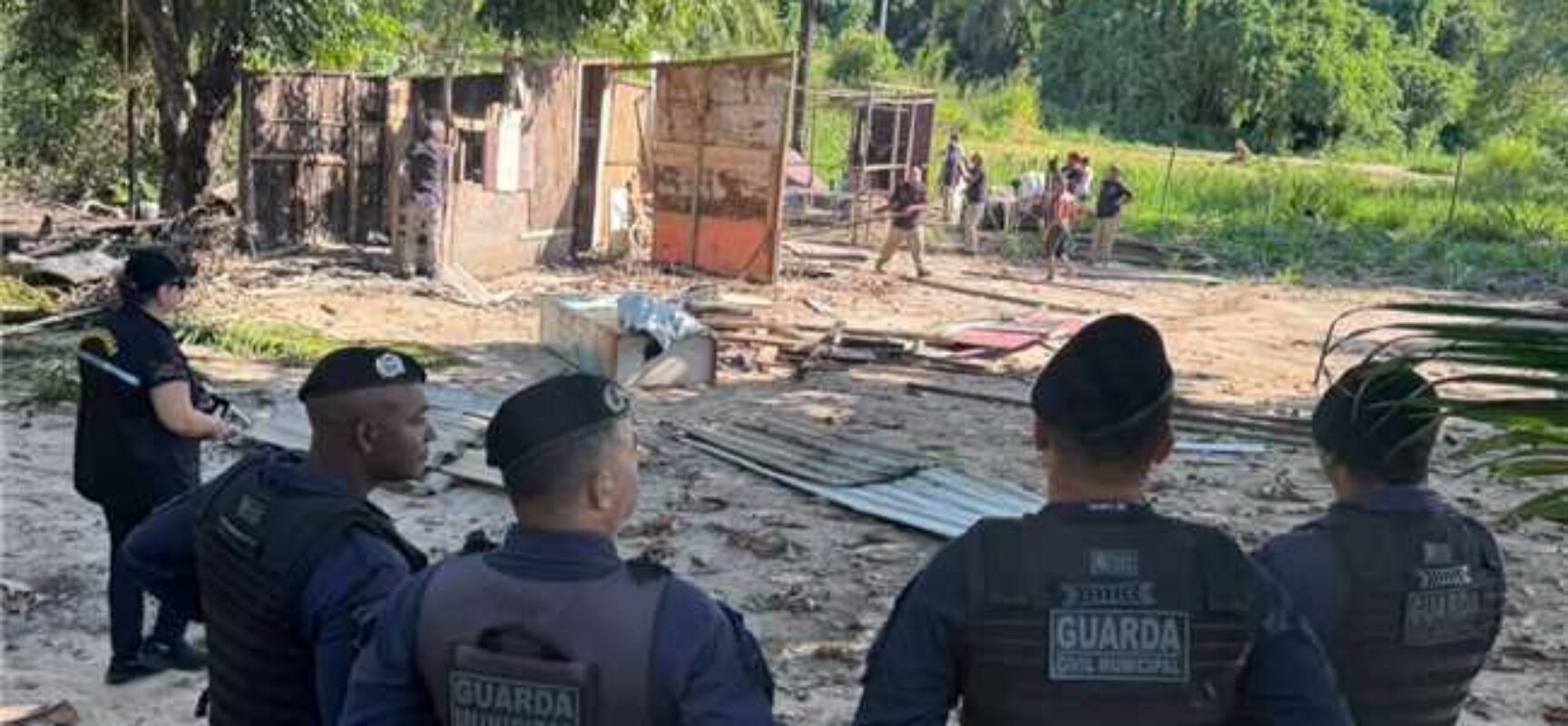 Prefeitura de Ilhéus desmonta ocupação ilegal em área de manguezal no Rio Cururupe