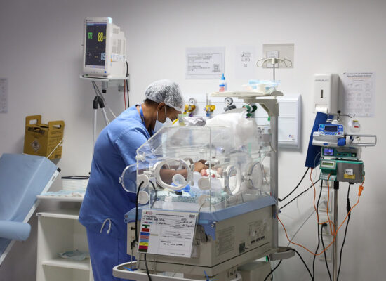 Mais da metade das mulheres que se tornaram mães na Bahia em 2024 teve seus filhos por cesárea