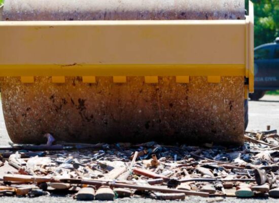 Polícia Civil destrói 1.200 armas ilegais durante lançamento de operação para eliminar 30 toneladas de armamentos