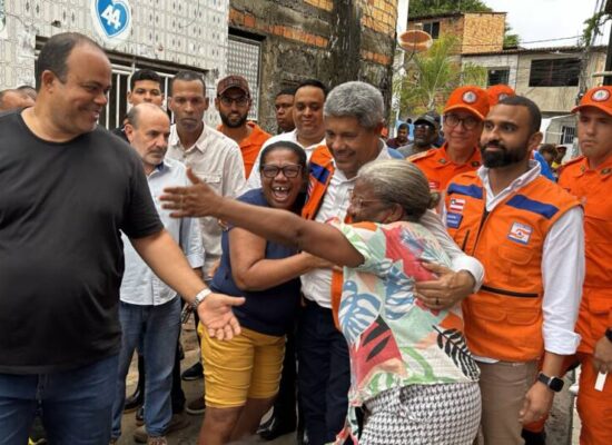 Jerônimo vistoria áreas afetadas pelas fortes chuvas em Santo Amaro, entrega kits humanitários e reforça apoio às famílias atingidas