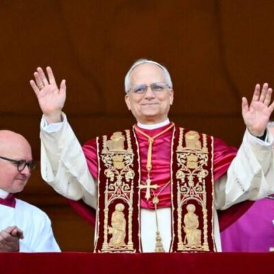 Papa Leão XIV faz coletiva imprensa e pede libertação dos jornalistas