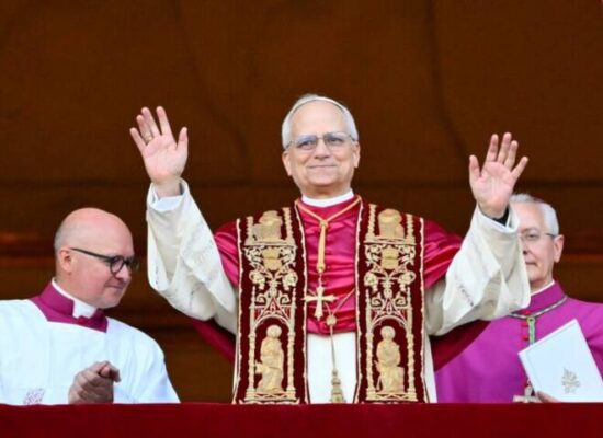 Papa Leão XIV faz coletiva imprensa e pede libertação dos jornalistas Papa Leão XIV faz coletiva imprensa e pede libertação dos jornalistas