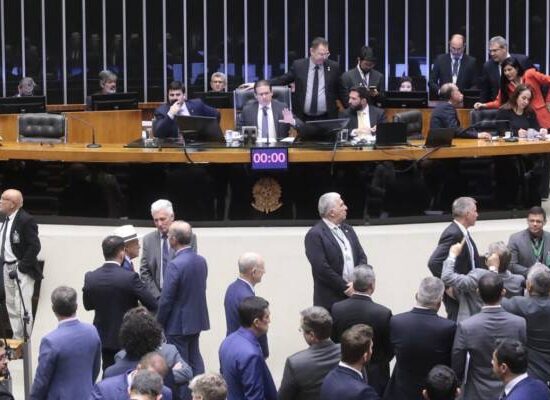 Datafolha: 76% são contra aumento do número de deputados