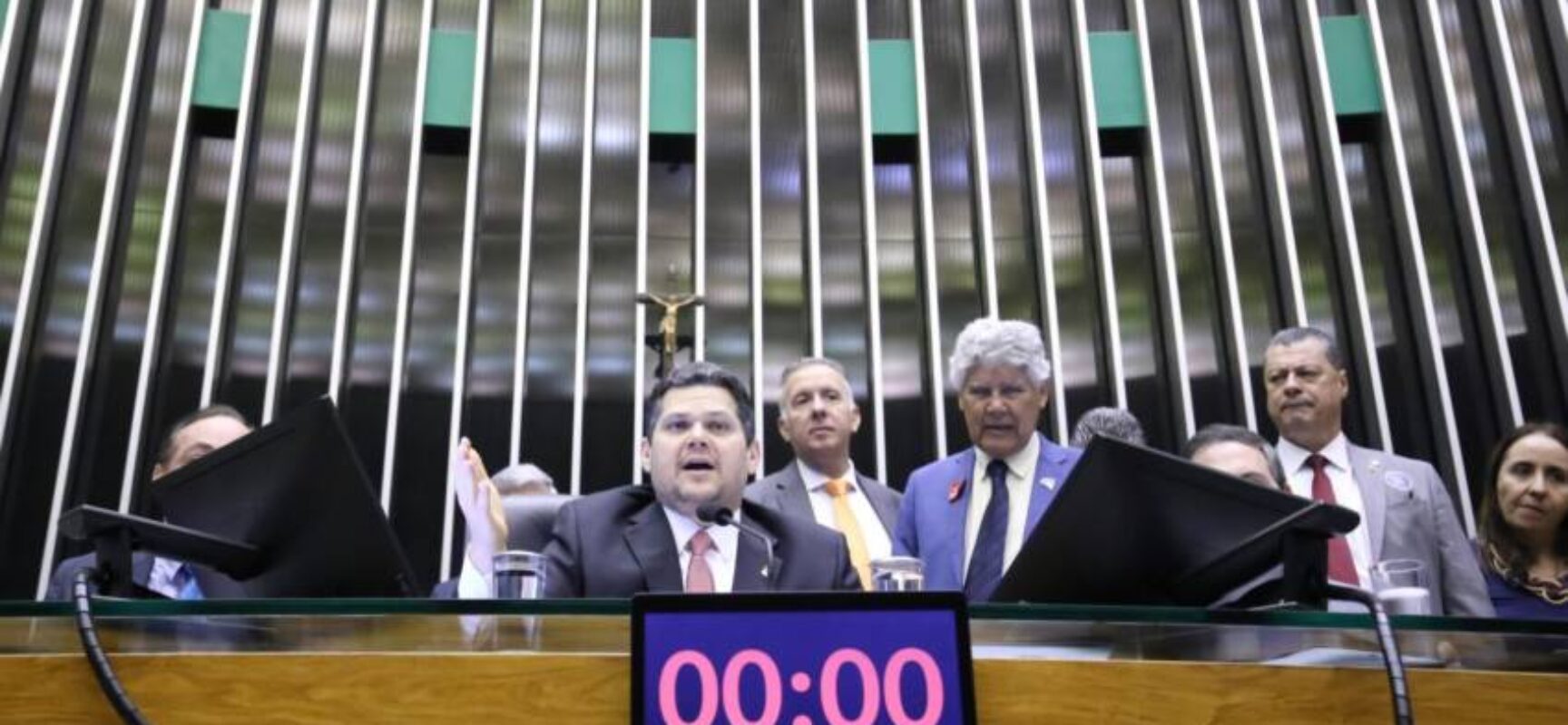 Congresso retoma atividades com debate sobre acordo internacional e segurança pública