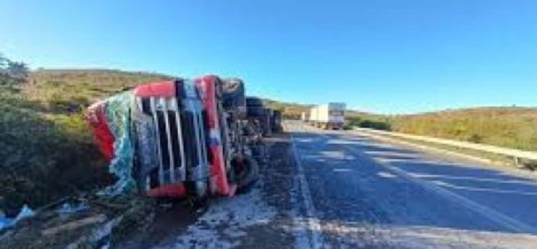 Mulher e bebê de 10 meses morrem após carreta tombar na Bahia