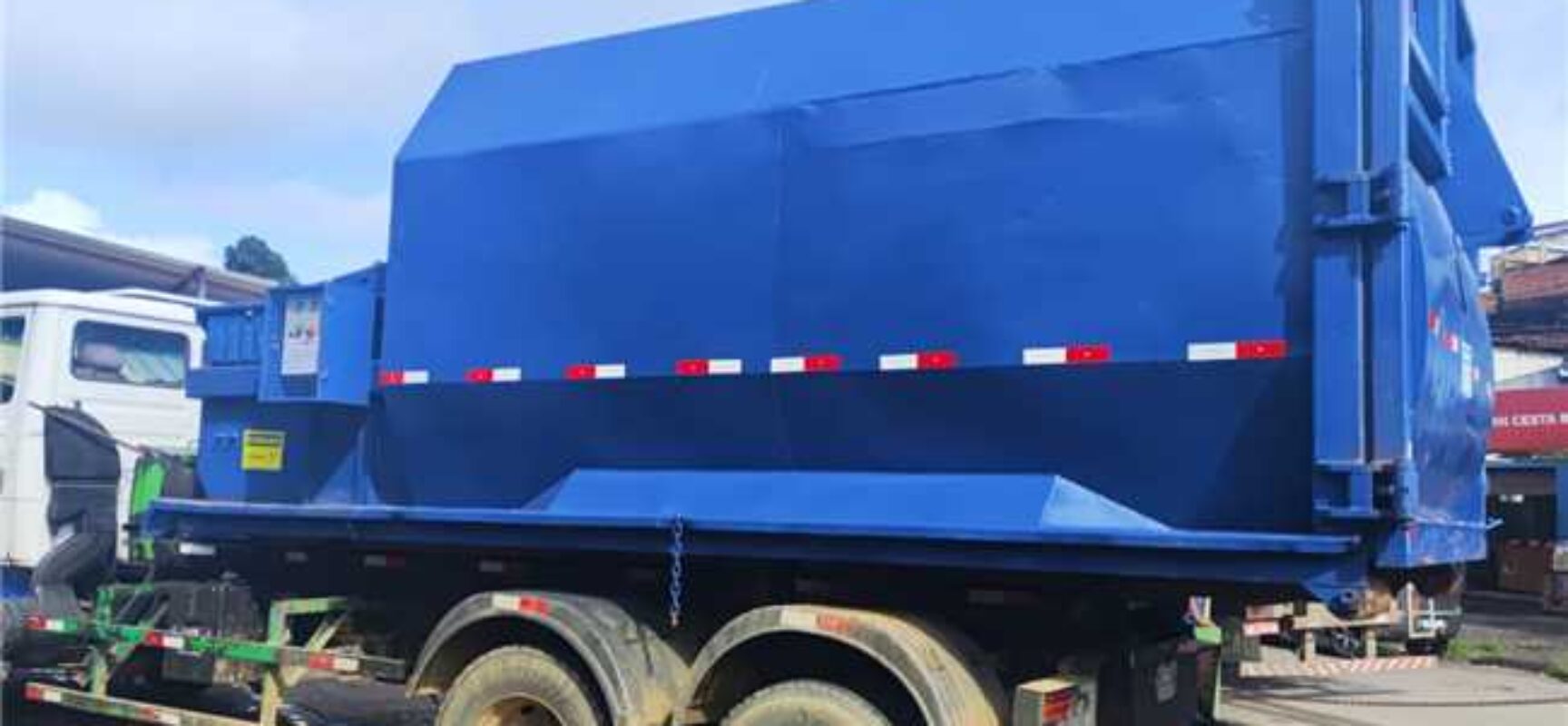 Prefeitura de Ilhéus reforça limpeza urbana com instalação de caixa compactadora de lixo