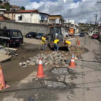 Prefeitura de Ilhéus realiza reparo em rede de drenagem pluvial na Avenida Uberlândia