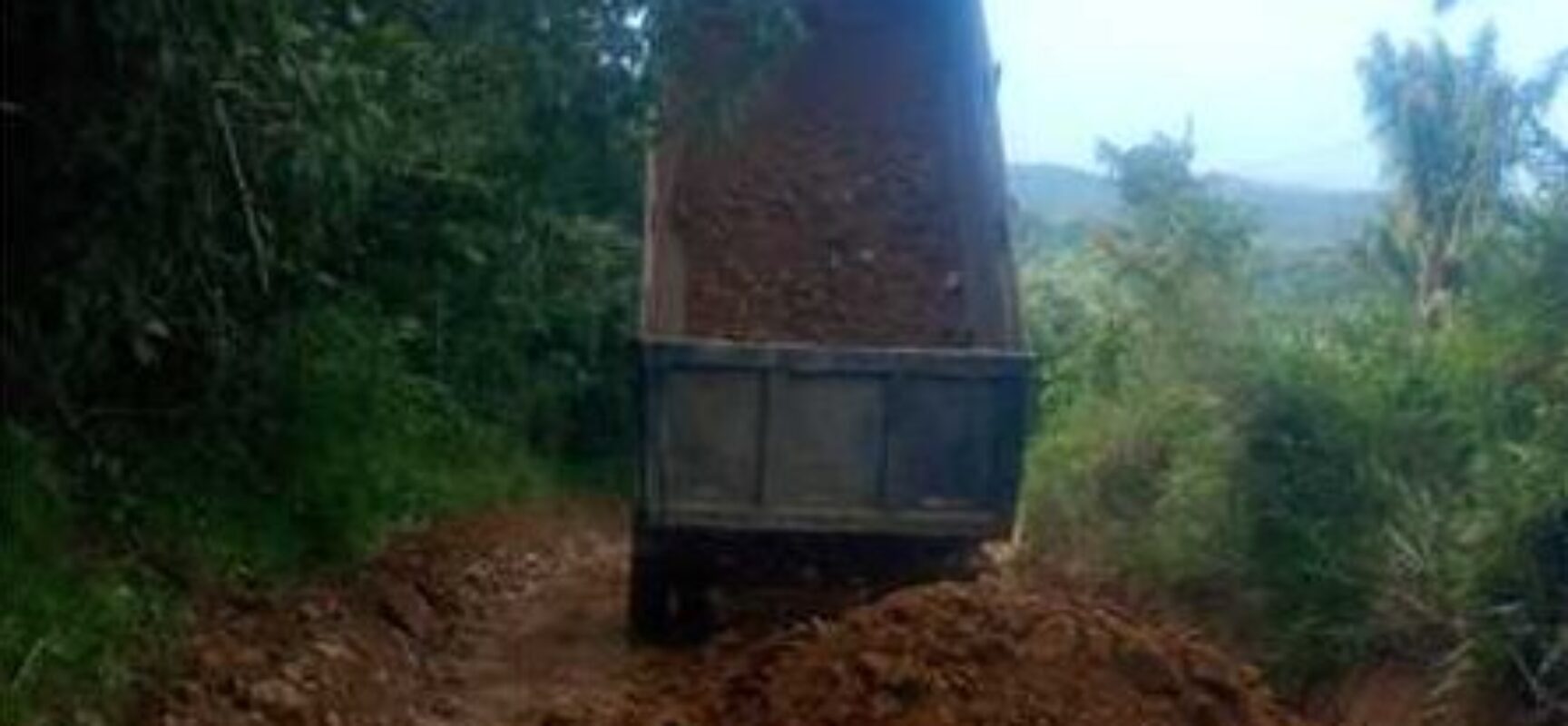 Prefeitura de Ilhéus realiza recuperação da estrada de Itariri com encascalhamento e patrolamento