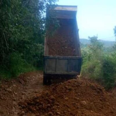 Prefeitura de Ilhéus realiza recuperação da estrada de Itariri com encascalhamento e patrolamento