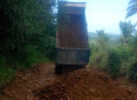 Prefeitura de Ilhéus realiza recuperação da estrada de Itariri com encascalhamento e patrolamento